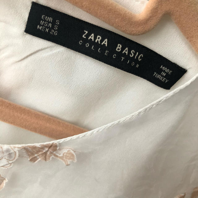 ZARA(ザラ)のzara 花柄トップス レディースのトップス(カットソー(半袖/袖なし))の商品写真