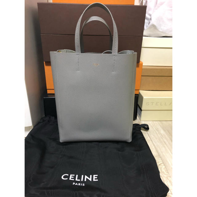 celine(セリーヌ)のセリーヌ    スモールカバ  グレー　新ロゴ レディースのバッグ(ショルダーバッグ)の商品写真