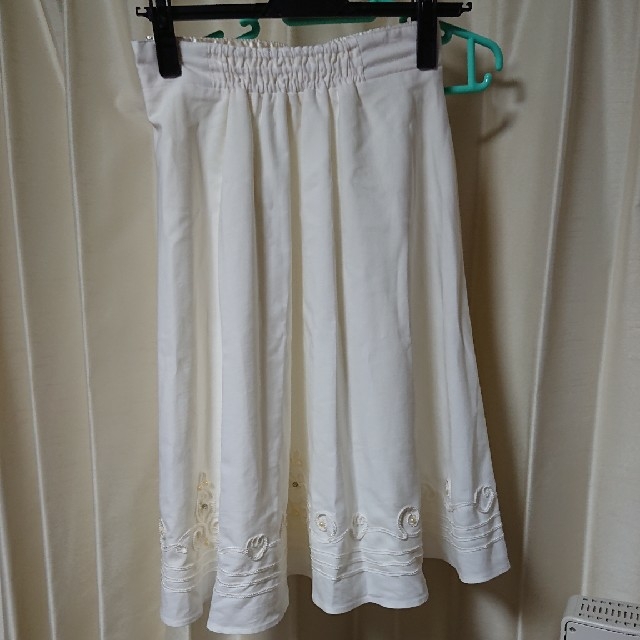 REDYAZEL(レディアゼル)のアゼル 未使用 ホワイトスカート レディースのスカート(ひざ丈スカート)の商品写真