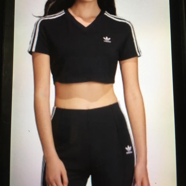 adidas(アディダス)のアディダス ショート丈Ｔシャツ レディースのトップス(Tシャツ(半袖/袖なし))の商品写真