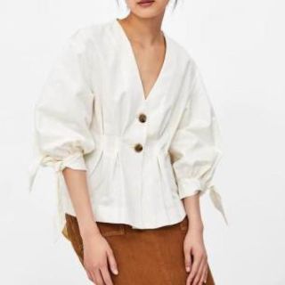 ザラ(ZARA)の新品タグ付き ZARA プリーツトップス エクリュ(シャツ/ブラウス(長袖/七分))