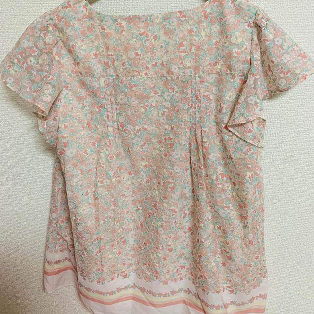 LAISSE PASSE(レッセパッセ)のレッセパッセの花柄ブラウス レディースのトップス(シャツ/ブラウス(半袖/袖なし))の商品写真