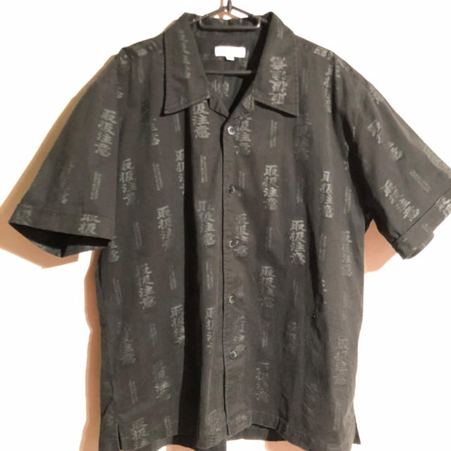 シャツBLACK EYE PATCH HANDLE WITH CARE SHIRT