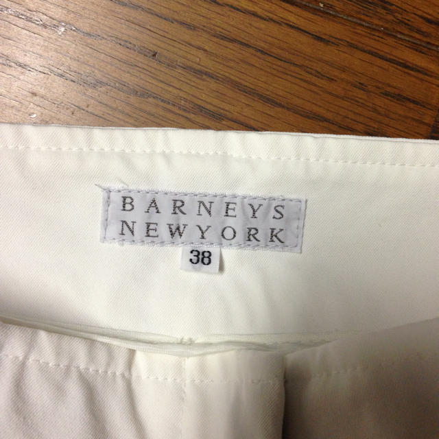 BARNEYS NEW YORK(バーニーズニューヨーク)のBARNEYS NEWYORK 白パンツ レディースのパンツ(カジュアルパンツ)の商品写真