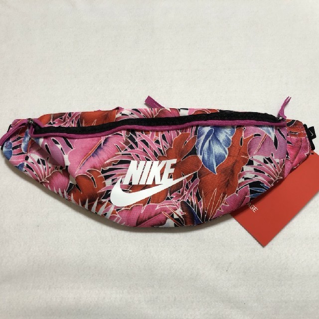 NIKE(ナイキ)のNIKE ナイキ ヘリテージ ウエストポーチ ヒップバッグ ピンク 花柄 レディースのバッグ(ボディバッグ/ウエストポーチ)の商品写真