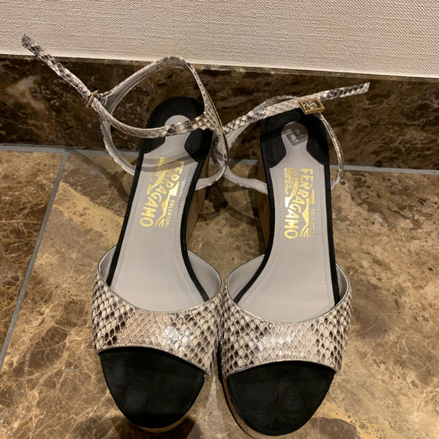 おすすめネット Ferragamo - フェラガモサンダル サンダル おすすめネット Ferragamo - フェラガモサンダル サンダル