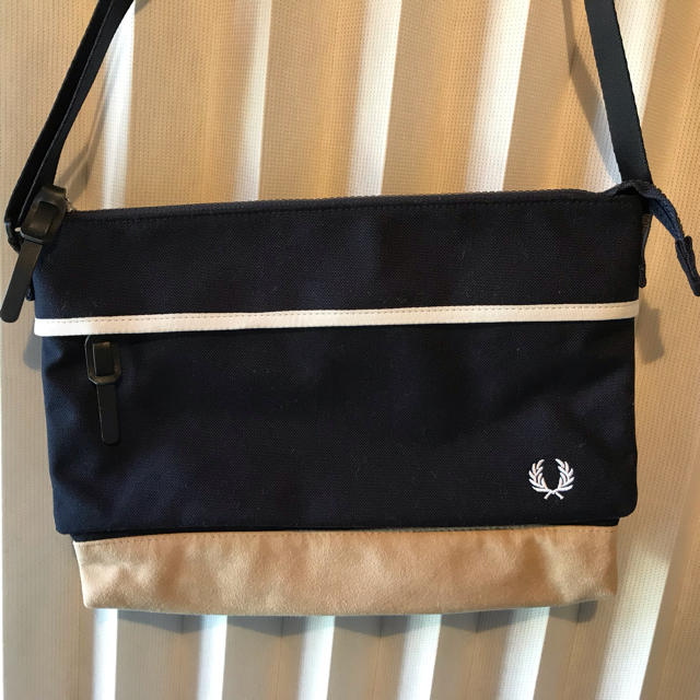 FRED PERRY(フレッドペリー)のフレッドペリー  FRED PERRY サコッシュバック 肩がけバッグ メンズのバッグ(ショルダーバッグ)の商品写真