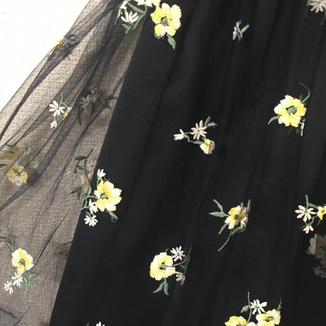 31 Sons de mode(トランテアンソンドゥモード)のトランテアン 花柄刺繍 チュールスカート レディースのスカート(ひざ丈スカート)の商品写真