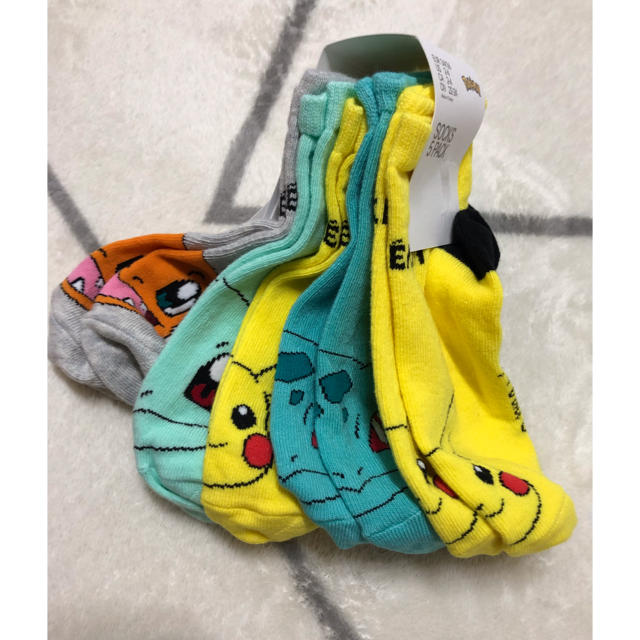 H&M(エイチアンドエム)の【新品未使用】ポケモン 靴下22-24cm キッズ/ベビー/マタニティのこども用ファッション小物(靴下/タイツ)の商品写真