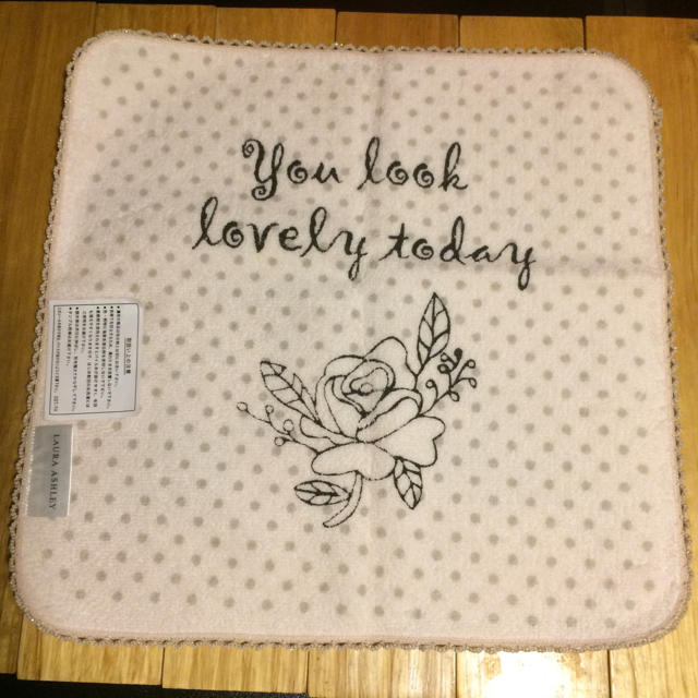 LAURA ASHLEY(ローラアシュレイ)の新品  タオル  ハンカチ ローラアシュレイ レディースのファッション小物(ハンカチ)の商品写真