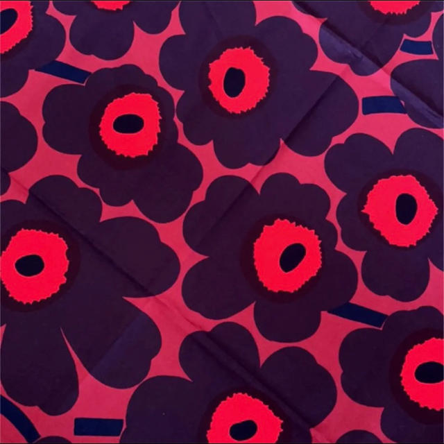 marimekko(マリメッコ)の新品★marimekko はぎれ 生地  ピエニウニッコ レッド ボルドー ハンドメイドの素材/材料(生地/糸)の商品写真