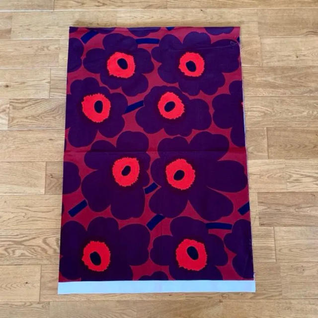 marimekko(マリメッコ)の新品★marimekko はぎれ 生地  ピエニウニッコ レッド ボルドー ハンドメイドの素材/材料(生地/糸)の商品写真