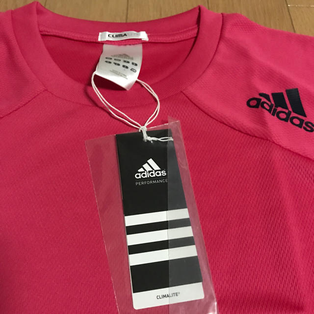 adidas(アディダス)のadidas   クールネックTシャツ   Lサイズ  ショッキングピンク メンズのトップス(Tシャツ/カットソー(半袖/袖なし))の商品写真