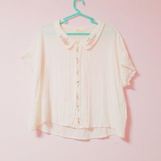 ダブルクローゼット(w closet)のw closet*ローズ刺繍ブラウス*送料込(シャツ/ブラウス(半袖/袖なし))