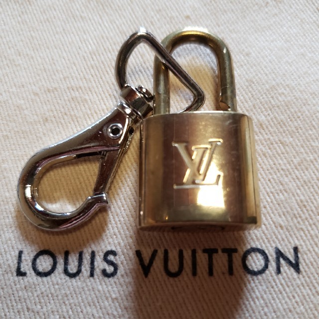 LOUIS VUITTON(ルイヴィトン)の{サム様専用} ルイヴィトン南京錠 カラビナ付き レディースのファッション小物(キーホルダー)の商品写真