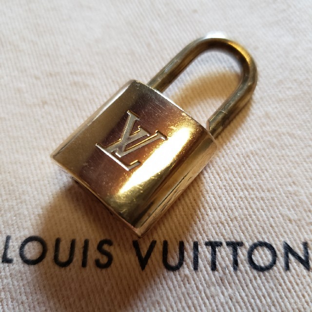 LOUIS VUITTON(ルイヴィトン)の{サム様専用} ルイヴィトン南京錠 カラビナ付き レディースのファッション小物(キーホルダー)の商品写真