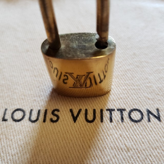 LOUIS VUITTON(ルイヴィトン)の{サム様専用} ルイヴィトン南京錠 カラビナ付き レディースのファッション小物(キーホルダー)の商品写真