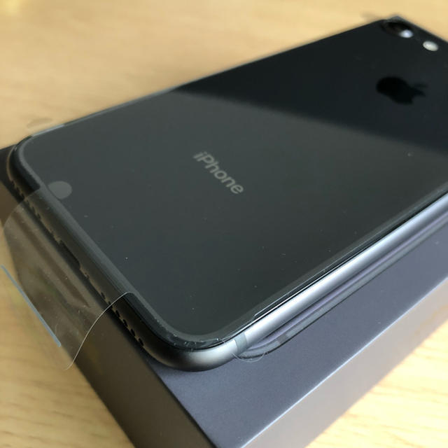 Apple(アップル)のiPhone 8 Space Gray 64 GB au スマホ/家電/カメラのスマートフォン/携帯電話(スマートフォン本体)の商品写真