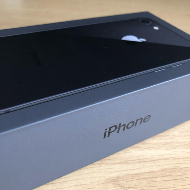 Apple(アップル)のiPhone 8 Space Gray 64 GB au スマホ/家電/カメラのスマートフォン/携帯電話(スマートフォン本体)の商品写真