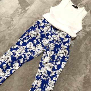 フォーエバートゥエンティーワン(FOREVER 21)のForever21 花柄パンツ 日本サイズでS位。ブルー (カジュアルパンツ)