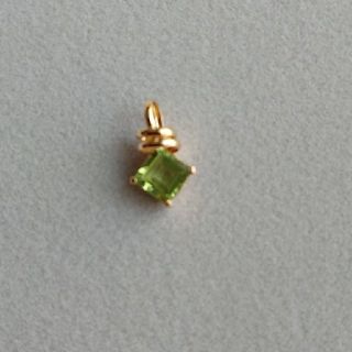 ジュエリーツツミ(JEWELRY TSUTSUMI)のK18YG ペリドット ネックレスチャーム(チャーム)