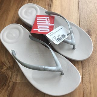 フィットフロップ(fitflop)のフィットフロップ ビーチサンダル 24㎝〜24.5㎝ シルバー(ビーチサンダル)