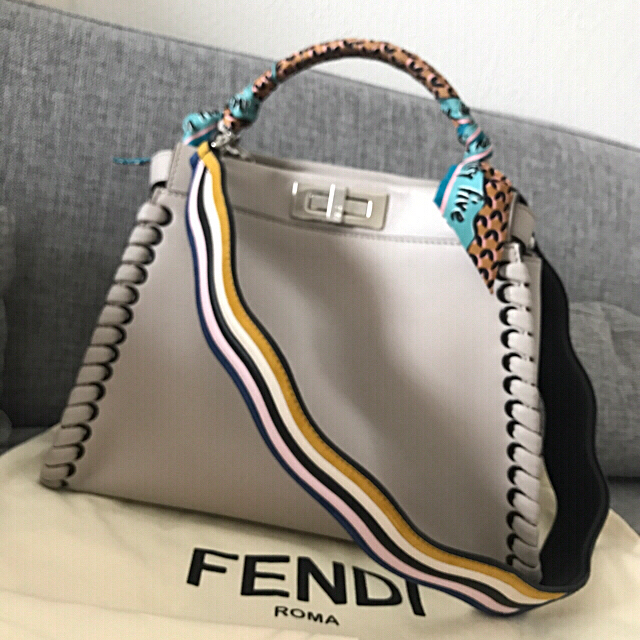 FENDI(フェンディ)のストラップユー☆ラッピー付き FENDI ピーカブー ☆ レギュラーサイズ 美品 レディースのバッグ(ハンドバッグ)の商品写真