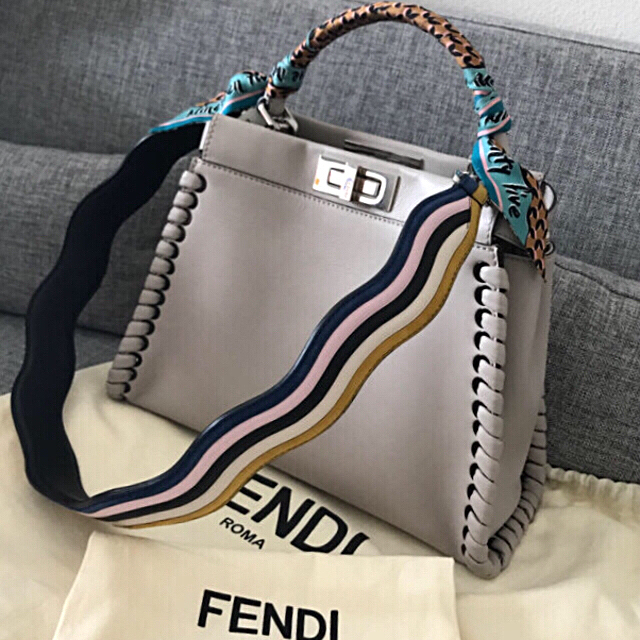 FENDI(フェンディ)のストラップユー☆ラッピー付き FENDI ピーカブー ☆ レギュラーサイズ 美品 レディースのバッグ(ハンドバッグ)の商品写真