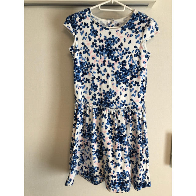 PETIT BATEAU(プチバトー)のPETIT BATEAU プチバトー 花柄ワンピース  キッズ/ベビー/マタニティのキッズ服女の子用(90cm~)(ワンピース)の商品写真