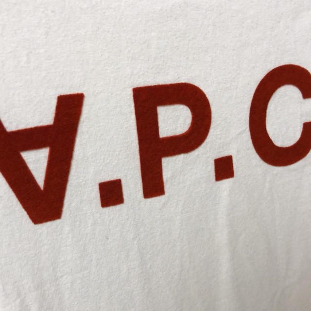 A.P.C(アーペーセー)の美品 APC ロゴTシャツ 30周年限定T 赤ロゴ レディースのトップス(Tシャツ(半袖/袖なし))の商品写真