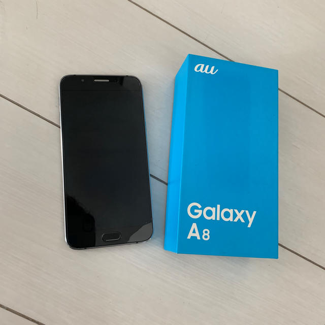 SAMSUNG(サムスン)のGalaxy A8 ブラック 美品 AU スマホ/家電/カメラのスマートフォン/携帯電話(携帯電話本体)の商品写真