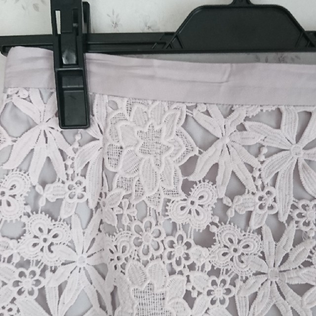 JUSGLITTY(ジャスグリッティー)のフラワーレーススカート レディースのスカート(ひざ丈スカート)の商品写真