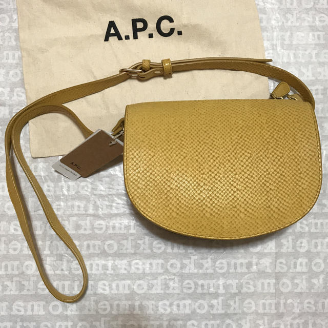 A.P.C(アーペーセー)の【新品未使用】A.P.C.牛革ショルダーバッグ  ハーフムーン レディースのバッグ(ショルダーバッグ)の商品写真