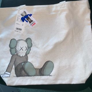 ユニクロ(UNIQLO)のkaws 引越し中 商品を特価(トートバッグ)