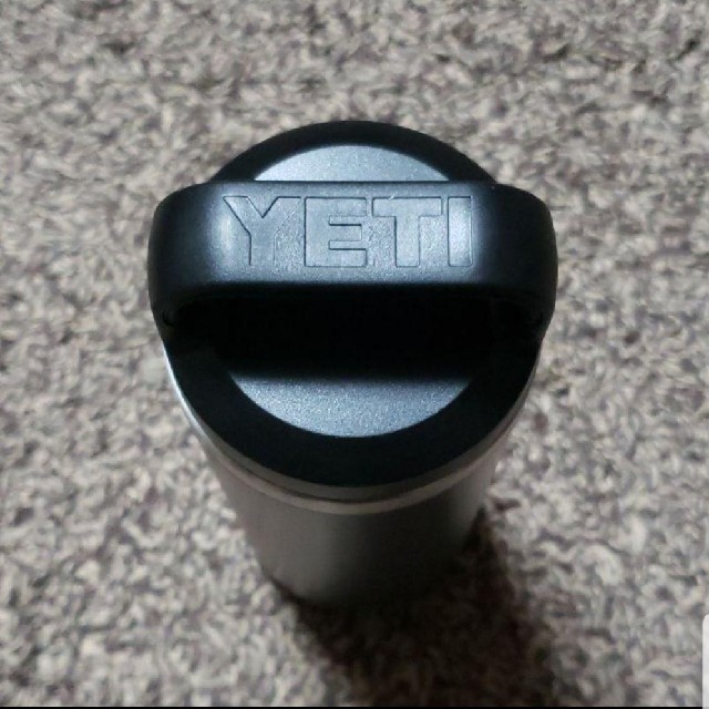 Coleman(コールマン)のこうじ様専用　新品　未使用　YETI 18oz ボトル　プレミアムグレー インテリア/住まい/日用品のキッチン/食器(タンブラー)の商品写真