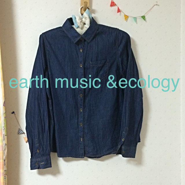 earth music & ecology(アースミュージックアンドエコロジー)のアース＊デニムシャツ レディースのトップス(シャツ/ブラウス(長袖/七分))の商品写真