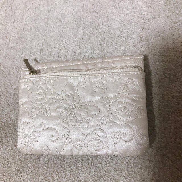 ANNA SUI(アナスイ)の最終値下げ【新品】アナスイ ミニティッシュケース レース 蝶々 紫 インテリア/住まい/日用品のインテリア小物(ティッシュボックス)の商品写真