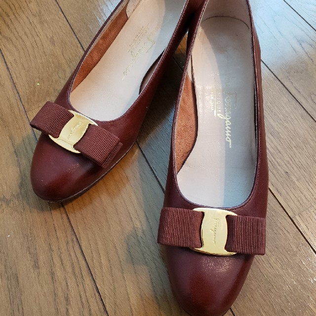 Salvatore Ferragamo(サルヴァトーレフェラガモ)のミン様専用　Ferragamo ヴァラパンプス レディースの靴/シューズ(ハイヒール/パンプス)の商品写真