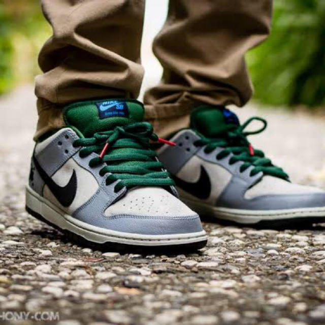 nike sb dunk maple leaf