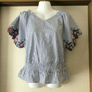 アベイル(Avail)のタグ付き未使用。スカラップ袖刺繍PO(カットソー(半袖/袖なし))