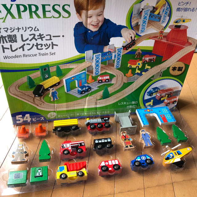 BRIO(ブリオ)の【美品】木製プラレール✴︎レスキュー・トレイン&ブリオ トラベルレール2点セット キッズ/ベビー/マタニティのおもちゃ(電車のおもちゃ/車)の商品写真