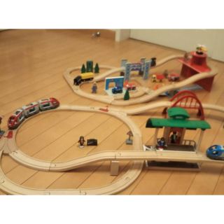 ブリオ(BRIO)の【美品】木製プラレール✴︎レスキュー・トレイン&ブリオ トラベルレール2点セット(電車のおもちゃ/車)