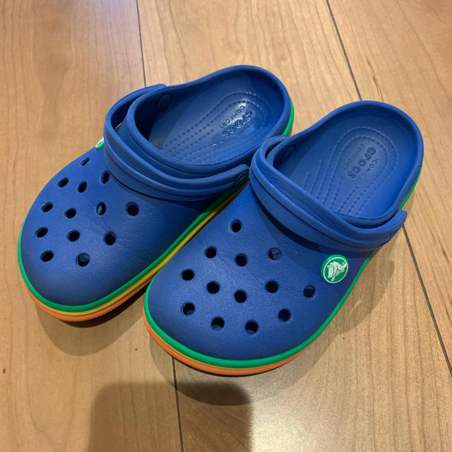 crocs(クロックス)のクロックス子供サンダル キッズ/ベビー/マタニティのキッズ靴/シューズ(15cm~)(サンダル)の商品写真
