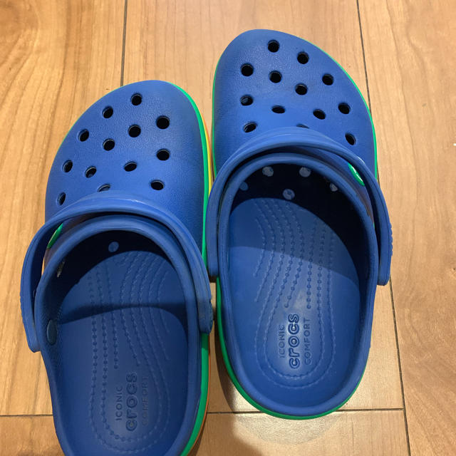 crocs(クロックス)のクロックス子供サンダル キッズ/ベビー/マタニティのキッズ靴/シューズ(15cm~)(サンダル)の商品写真