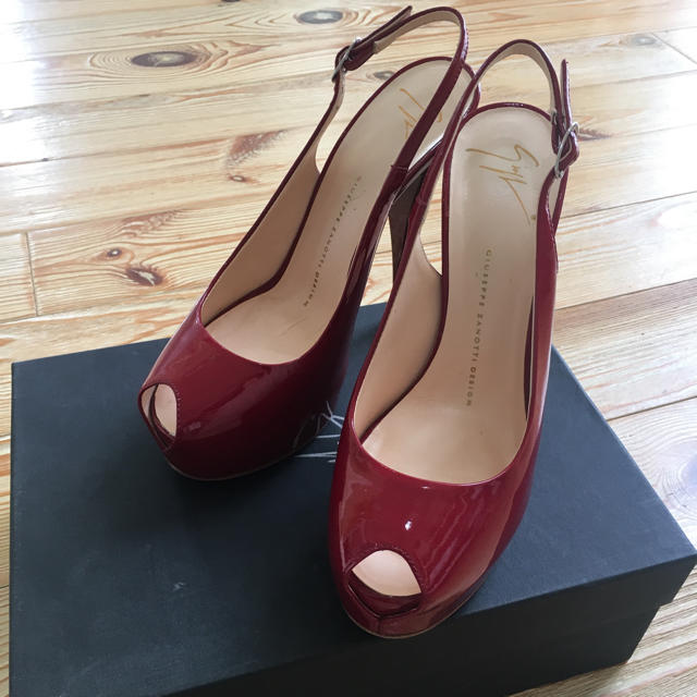 GIUZEPPE ZANOTTI(ジュゼッペザノッティ)のジュゼッペザノッティ パンプス 赤 23.5 24の方 レディースの靴/シューズ(ハイヒール/パンプス)の商品写真