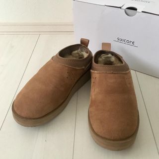 アパルトモンドゥーズィエムクラス(L'Appartement DEUXIEME CLASSE)のアパルトモン SUICOKE ムートン サボ キャメル 23(スリッポン/モカシン)