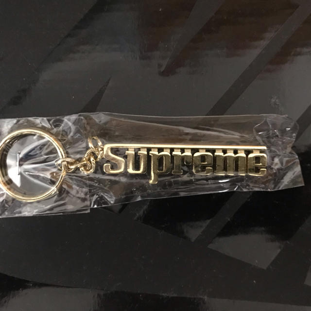 Supreme(シュプリーム)の新品未開封 Supreme キーホルダー gold メンズのファッション小物(キーホルダー)の商品写真