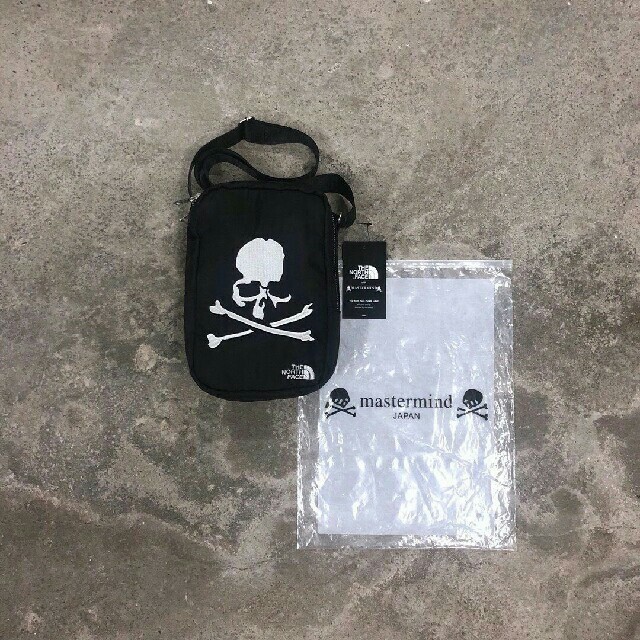 mastermind JAPAN(マスターマインドジャパン)の新品 mastermind world X TNF ショルダーバッグ メンズのバッグ(ショルダーバッグ)の商品写真