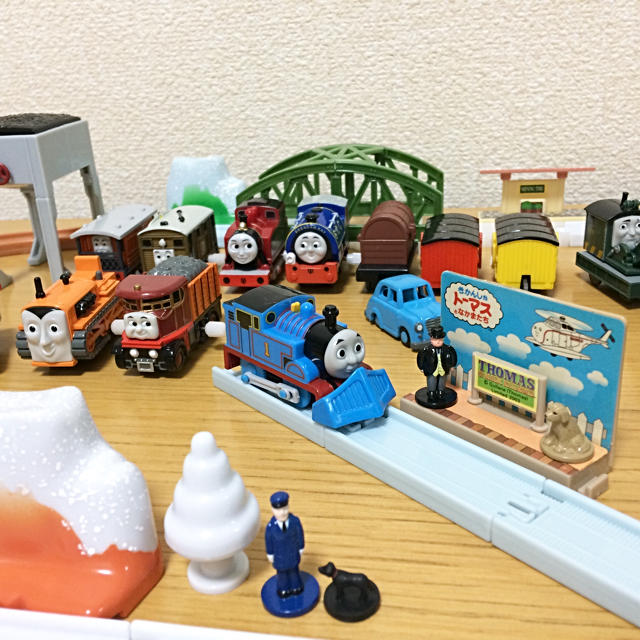 T-ARTS(タカラトミーアーツ)のカプセルプラレール トーマス 冬景色 クリスマス キッズ/ベビー/マタニティのおもちゃ(電車のおもちゃ/車)の商品写真