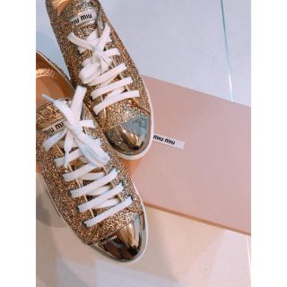 ミュウミュウ(miumiu)のmiumiu グリッタースニーカー(スニーカー)